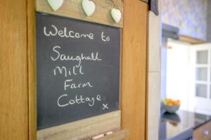 切斯特Saughall Mill Farm Cottage的草原磨坊农场集体欢迎的粉笔板