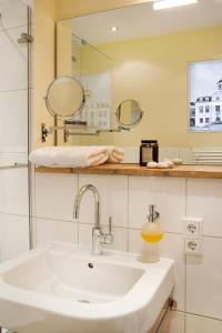 魏玛拉卡萨德克罗日宾馆的一间带水槽和镜子的浴室