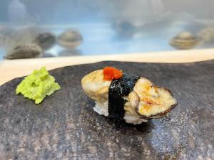 大阪Shirakabanoyado Mamemachiie - Vacation STAY 12608的一张坐在黑盘上的小寿司