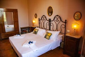 斯特拉达Agriturismo Villa Ulivello in Chianti的一间卧室配有一张带白色床单的大床