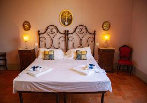 斯特拉达Agriturismo Villa Ulivello in Chianti的一间卧室配有一张床,上面有两条毛巾