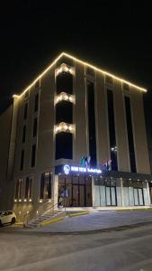 哈费尔巴廷HIGH VIEW HOTEL فندق عالية الاطلالة的一座晚上有灯的建筑
