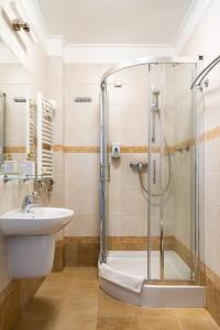 谢米亚蒂切Hotel Kresowiak的带淋浴和盥洗盆的浴室