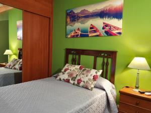 蒙多涅多Casa Bracamonte的一间卧室配有一张床,并拥有一幅船景