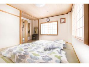 大阪Shirakabanoyado Kujo - Vacation STAY 12604的一间卧室,卧室内配有一张大床