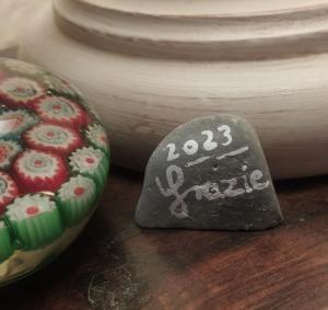 Arquata Scrivia卡希纳佛明格佐农家乐的花瓶旁边的一块石头和一块蛋糕