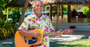 Matayalevu那芙特星级度假酒店的穿着夏威夷衬衫的男子弹吉他