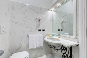 罗马Hotel Cellini的白色的浴室设有水槽和卫生间。