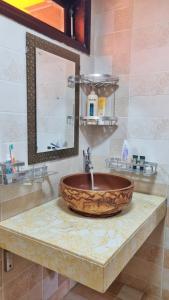 萨帕Rose House Sapa的一间带木碗水槽的柜台浴室
