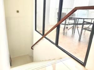 新加坡2 BR with city view near Subway in central的从带窗户的房间可欣赏到楼梯的景色