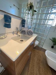 阿德耶Malibu Park Apartments Sol的一间带水槽和卫生间的浴室