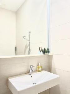 新加坡2 BR with city view near Subway in central的白色的浴室设有水槽和镜子