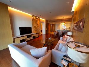 深圳深圳欢乐海岸万豪行政公寓的客厅配有2张白色沙发和1台电视