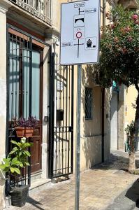 锡拉库扎Ortigia Loft Via Malta, 22的建筑物前人行道上的白色标志