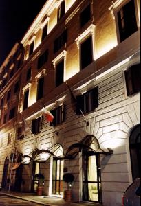 罗马风中玫瑰酒店的一面有旗帜的建筑