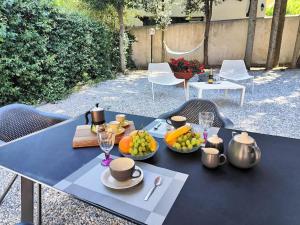 佛罗伦萨La mia limonaia sui colli, garden, parking, fit for bike !的一张蓝色桌子,上面有水果盘