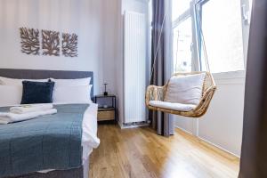 斯图加特LaMiaCasa Stuttgart City 140 qm的卧室配有床、椅子和窗户。