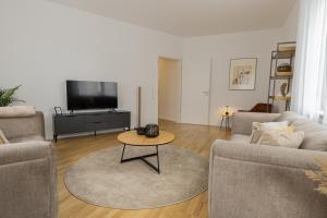 斯图加特LaMiaCasa Stuttgart City 140 qm的客厅配有两张沙发和一张桌子