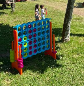 波多诺伏Camping Paxariñas的两个孩子在公园玩大棋盘游戏