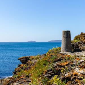 波多诺伏Camping Paxariñas的海边悬崖上的石塔