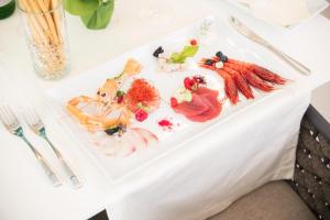 卡普多兰多Seaside Hotel的桌上的白盘食物