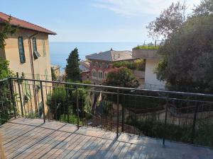 卡莫利Casetta Mami的享有房屋景致的阳台