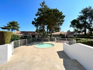 圣让-德蒙Magnifique Maison forêt & Mer avec piscine - Wifi的庭院内的小游泳池,带围栏