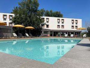 佩斯基耶拉博罗梅奥Belstay Milano Linate的酒店前方的大型游泳池