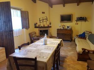卡拉马尼科泰尔梅Il Rifugio dei Briganti的客房设有桌椅和壁炉。