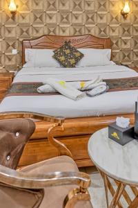 卢萨卡The Crest Lodge Limited的卧室配有一张床和一张桌子及椅子