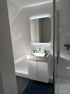 杜伊斯堡A&V Apartments Gemütliche Rheinblick Wohnung的白色的浴室设有水槽和镜子