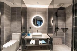 昆明龚禧里•初见酒店的一间带水槽和镜子的浴室