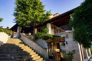 瓦拉日丁Villa Toscana with jacuzzy的房屋设有通往前门的楼梯