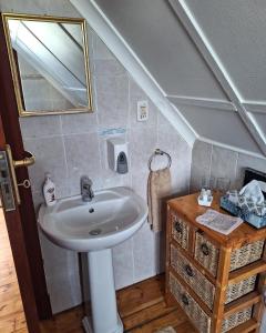 开普敦Clarence House的一间带水槽和镜子的浴室