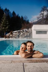 茵特斯托德波普哥特奇妙酒店的男人和女人躺在游泳池里