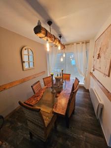 GanacGite De Charme的一间带木桌和椅子的用餐室