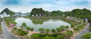 吉婆岛Tung Quang Hotel的城市湖泊的空中景观