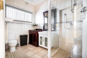 斯泰伦博斯Avemore Vredehof No 2 - with Backup Power的带淋浴、卫生间和盥洗盆的浴室