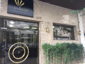 圣保罗松树尤尼科拉斯酒店的门上标有金牌的商店前