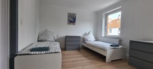施托尔贝格Workers apartment in Stolberg的一间卧室设有两张床和窗户。