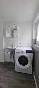 施托尔贝格Workers apartment in Stolberg的一间带盥洗盆的浴室内的洗衣机