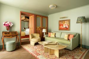 巴黎Le Grand Mazarin的客厅配有沙发和桌子
