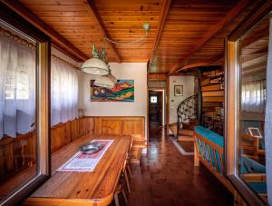 Chalet della Civetta的房屋内带木桌的用餐室