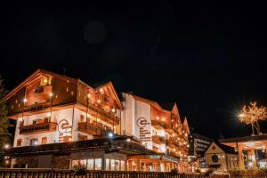 圣马蒂诺-迪卡斯特罗扎Hotel Cima Rosetta - BW Signature Collection的一座在晚上有灯的大建筑