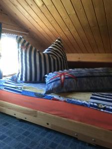 奥斯赛拜-屈隆斯博恩Ferienhaus Nele - a90930的木天花板的客房内的一张床位