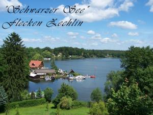 赖因斯贝格Gasthof & Fleischerei Endler的享有湖泊和水中船只的景色