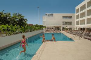 卡斯特利翁-德拉普拉纳RH Silene Hotel & Spa 4 Sup的一群人在酒店的游泳池玩耍