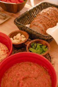 圣埃乌拉利亚Hotel Riomar, Ibiza, a Tribute Portfolio Hotel的桌上放着汤和面包