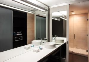 萨拉索塔阿洛夫特萨拉索塔酒店的一间带两个盥洗盆和大镜子的浴室