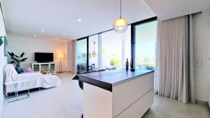 福恩吉罗拉AA Guest - Luxury Paradise Eco Apartment Higueron的厨房以及享有客厅景致的客厅。